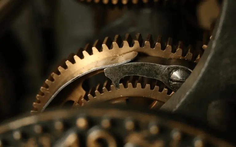 Vue en gros plan d'une partie d'un mécanisme d'horloge. C'est une image correspondant au métier d'horloger.