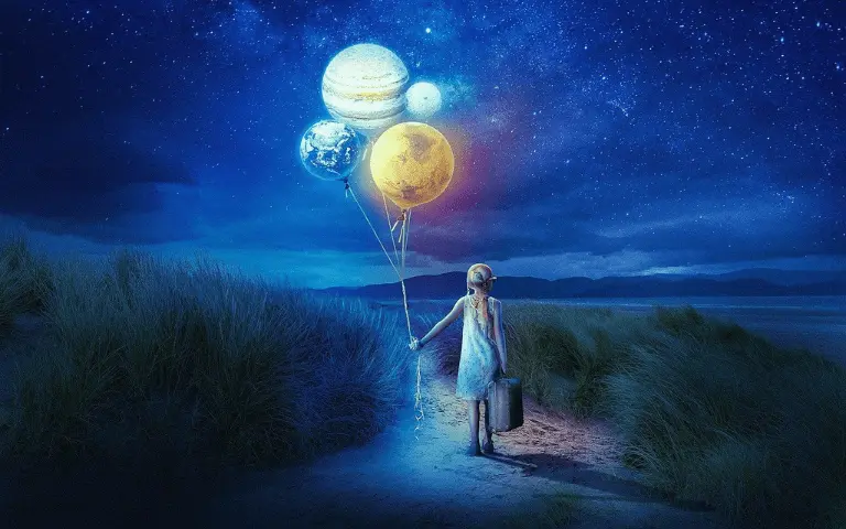 C'est une peinture imaginaire symbolisant les inspirations de l'univers broderie. Une jeune fille de dos en robe blanche porte une valise rectangulaire marron à la main droite et 4 ballons-planètes à la main gauche. Elle est debout sur un chemin de terre au milieu d'une pleine, la nuit.