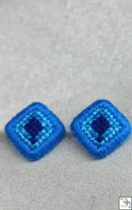 Réalisation sur demande. Les boucles d'oreilles Flots éclatants ont un carré bleu marine au centre et un plus petit en dessous, entourés par du turquoise clair et foncé. La bordure est bleu azur foncé.